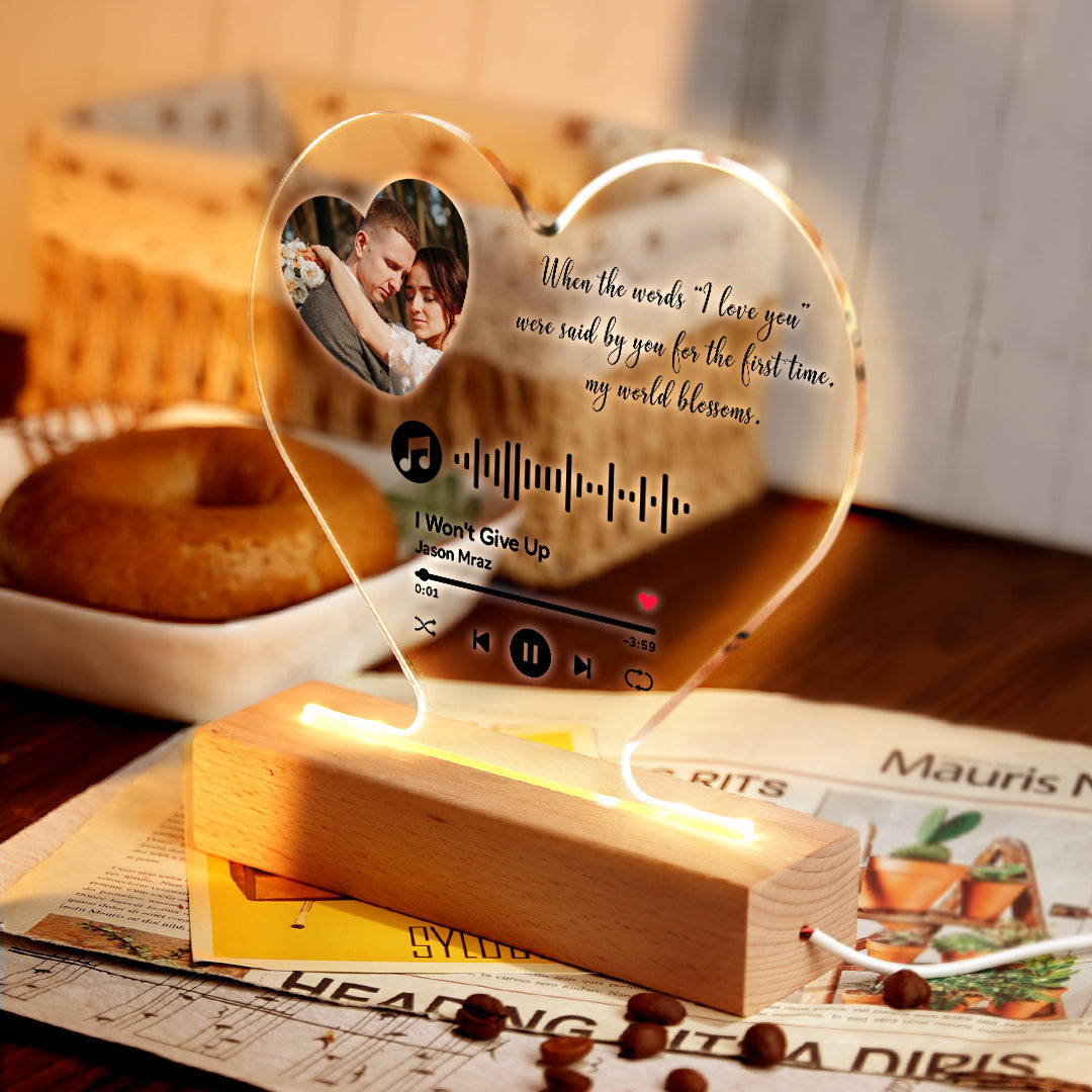 Personalizowana lampka nocna w kształcie serca z grawerem na prezent dla niej