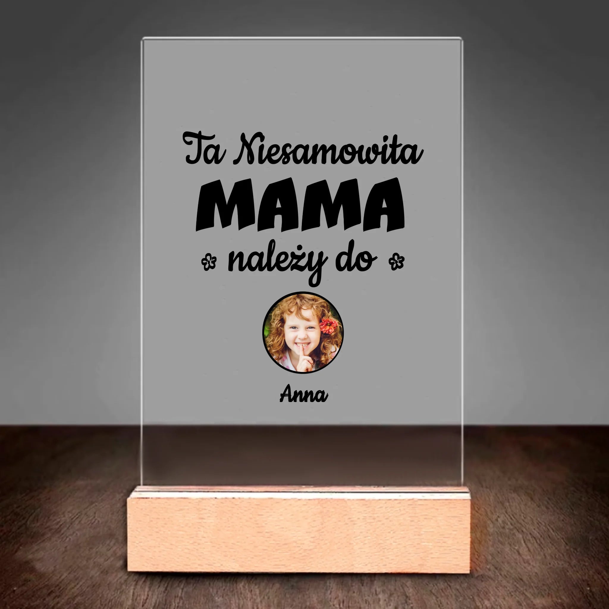 Szkło kwadratowe - Ta niesamowita mama należy do...