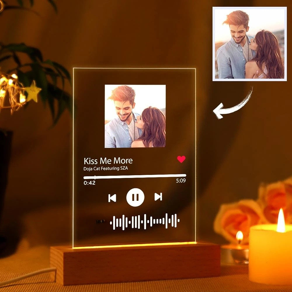 Personalizowana szklana statuetka z muzyką na prezent dla niej, na rocznicę