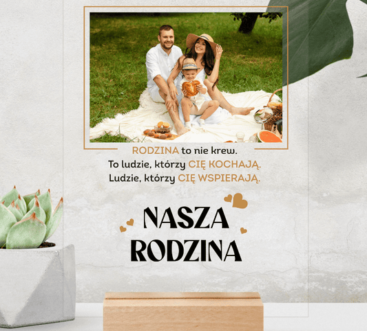 Pleksi - zdjęcie rodziny z napisem