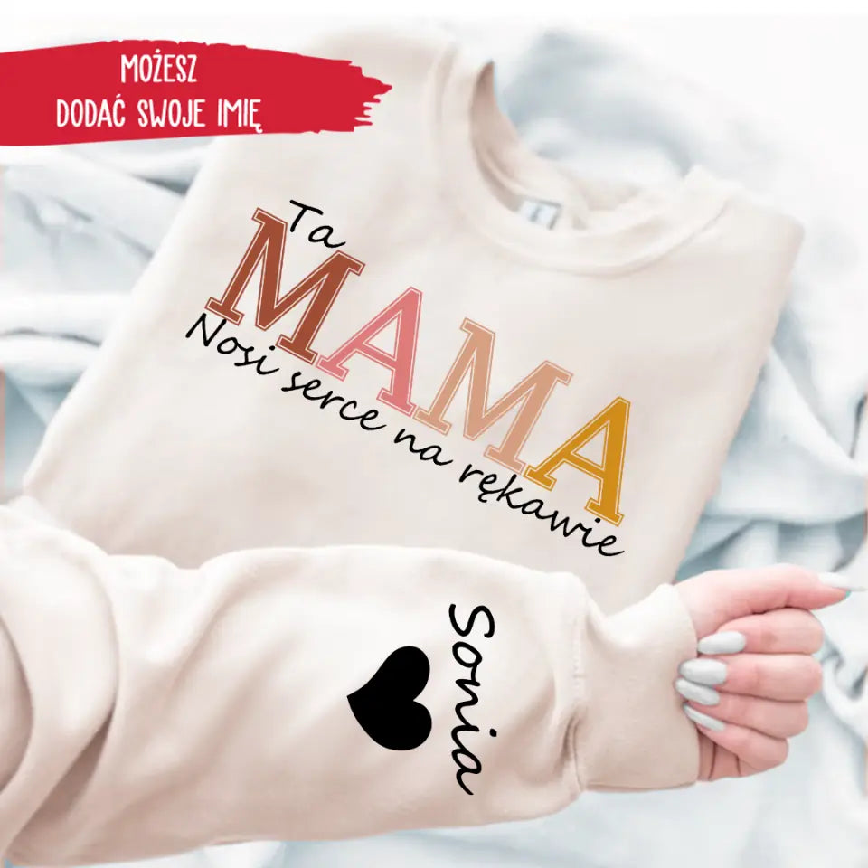 Bluza z personalizowanym rękawem Prezent Na Dzień Matki Ta mama nosi serce na rękawie.