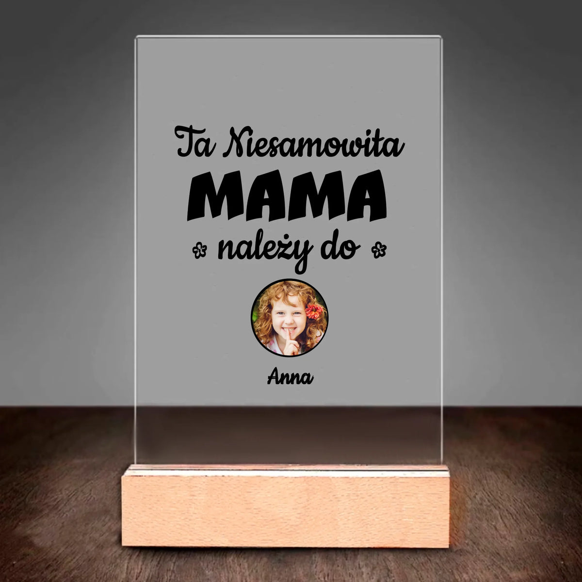 Szkło kwadratowe - Ta niesamowita mama należy do...