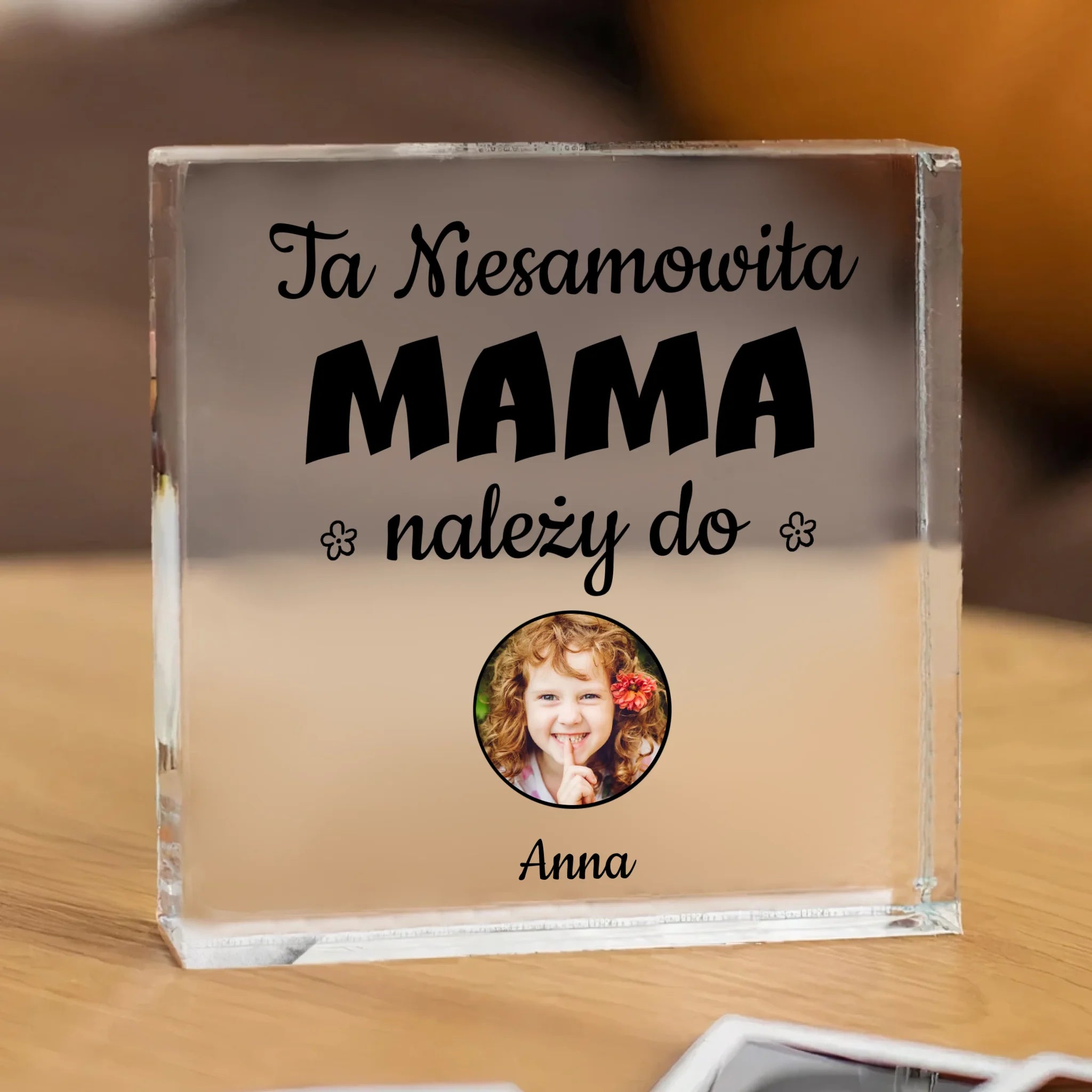 Szkło kwadratowe - Ta niesamowita mama należy do...