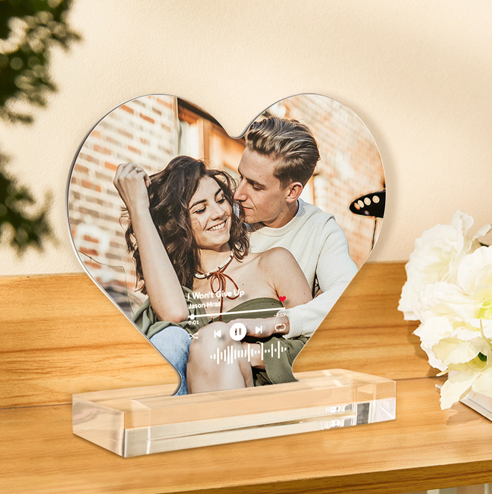 Personalizowana akrylowa statuetka w kształcie serca na prezent dla ukochanej